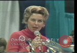 Standbild Phyllis Schlafly spricht gegen ERA und gleichgeschlechtliche Ehe Houston Texas USA, 1977, aus Sekunde 9 historischem Filmmaterial Videoclip 65675029746
