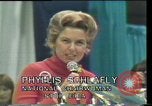 Standbild Phyllis Schlafly spricht gegen ERA und gleichgeschlechtliche Ehe Houston Texas USA, 1977, aus Sekunde 10 historischem Filmmaterial Videoclip 65675029746