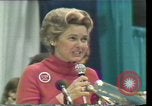 Standbild Phyllis Schlafly spricht gegen ERA und gleichgeschlechtliche Ehe Houston Texas USA, 1977, aus Sekunde 15 historischem Filmmaterial Videoclip 65675029746
