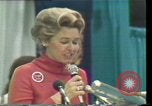 Standbild Phyllis Schlafly spricht gegen ERA und gleichgeschlechtliche Ehe Houston Texas USA, 1977, aus Sekunde 16 historischem Filmmaterial Videoclip 65675029746