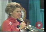 Standbild Phyllis Schlafly spricht gegen ERA und gleichgeschlechtliche Ehe Houston Texas USA, 1977, aus Sekunde 17 historischem Filmmaterial Videoclip 65675029746