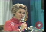 Standbild Phyllis Schlafly spricht gegen ERA und gleichgeschlechtliche Ehe Houston Texas USA, 1977, aus Sekunde 19 historischem Filmmaterial Videoclip 65675029746