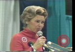 Standbild Phyllis Schlafly spricht gegen ERA und gleichgeschlechtliche Ehe Houston Texas USA, 1977, aus Sekunde 25 historischem Filmmaterial Videoclip 65675029746
