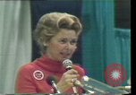 Standbild Phyllis Schlafly spricht gegen ERA und gleichgeschlechtliche Ehe Houston Texas USA, 1977, aus Sekunde 28 historischem Filmmaterial Videoclip 65675029746