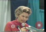 Standbild Phyllis Schlafly spricht gegen ERA und gleichgeschlechtliche Ehe Houston Texas USA, 1977, aus Sekunde 30 historischem Filmmaterial Videoclip 65675029746