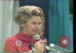 Standbild Phyllis Schlafly spricht gegen ERA und gleichgeschlechtliche Ehe Houston Texas USA, 1977, aus Sekunde 32 historischem Filmmaterial Videoclip 65675029746