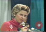 Standbild Phyllis Schlafly spricht gegen ERA und gleichgeschlechtliche Ehe Houston Texas USA, 1977, aus Sekunde 34 historischem Filmmaterial Videoclip 65675029746