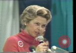 Standbild Phyllis Schlafly spricht gegen ERA und gleichgeschlechtliche Ehe Houston Texas USA, 1977, aus Sekunde 35 historischem Filmmaterial Videoclip 65675029746