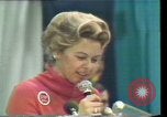 Standbild Phyllis Schlafly spricht gegen ERA und gleichgeschlechtliche Ehe Houston Texas USA, 1977, aus Sekunde 36 historischem Filmmaterial Videoclip 65675029746