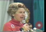 Standbild Phyllis Schlafly spricht gegen ERA und gleichgeschlechtliche Ehe Houston Texas USA, 1977, aus Sekunde 37 historischem Filmmaterial Videoclip 65675029746