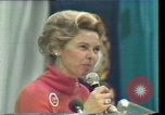 Standbild Phyllis Schlafly spricht gegen ERA und gleichgeschlechtliche Ehe Houston Texas USA, 1977, aus Sekunde 38 historischem Filmmaterial Videoclip 65675029746