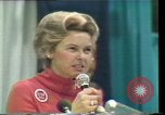 Standbild Phyllis Schlafly spricht gegen ERA und gleichgeschlechtliche Ehe Houston Texas USA, 1977, aus Sekunde 42 historischem Filmmaterial Videoclip 65675029746