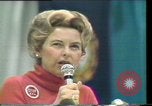 Standbild Phyllis Schlafly spricht gegen ERA und gleichgeschlechtliche Ehe Houston Texas USA, 1977, aus Sekunde 51 historischem Filmmaterial Videoclip 65675029746