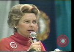 Standbild Phyllis Schlafly spricht gegen ERA und gleichgeschlechtliche Ehe Houston Texas USA, 1977, aus Sekunde 54 historischem Filmmaterial Videoclip 65675029746