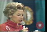 Standbild Phyllis Schlafly spricht gegen ERA und gleichgeschlechtliche Ehe Houston Texas USA, 1977, aus Sekunde 55 historischem Filmmaterial Videoclip 65675029746