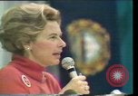 Standbild Phyllis Schlafly spricht gegen ERA und gleichgeschlechtliche Ehe Houston Texas USA, 1977, aus Sekunde 56 historischem Filmmaterial Videoclip 65675029746
