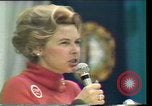 Standbild Phyllis Schlafly spricht gegen ERA und gleichgeschlechtliche Ehe Houston Texas USA, 1977, aus Sekunde 57 historischem Filmmaterial Videoclip 65675029746