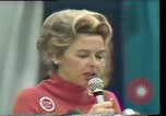 Standbild Phyllis Schlafly spricht gegen ERA und gleichgeschlechtliche Ehe Houston Texas USA, 1977, aus Sekunde 58 historischem Filmmaterial Videoclip 65675029746