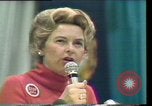 Standbild Phyllis Schlafly spricht gegen ERA und gleichgeschlechtliche Ehe Houston Texas USA, 1977, aus Sekunde 60 historischem Filmmaterial Videoclip 65675029746