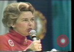 Standbild Phyllis Schlafly spricht gegen ERA und gleichgeschlechtliche Ehe Houston Texas USA, 1977, aus Sekunde 61 historischem Filmmaterial Videoclip 65675029746