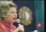 Standbild Phyllis Schlafly spricht gegen ERA und gleichgeschlechtliche Ehe Houston Texas USA, 1977, aus Sekunde 62 historischem Filmmaterial Videoclip 65675029746