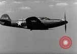 Standbild P-39's die Kontrollen der Anlandungen United States USA, 1942, aus Sekunde 16 historischem Filmmaterial Videoclip 65675029756