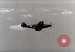 Standbild P-39's die Kontrollen der Anlandungen United States USA, 1942, aus Sekunde 25 historischem Filmmaterial Videoclip 65675029756