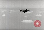 Standbild P-39's die Kontrollen der Anlandungen United States USA, 1942, aus Sekunde 32 historischem Filmmaterial Videoclip 65675029756