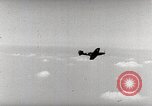 Standbild P-39's die Kontrollen der Anlandungen United States USA, 1942, aus Sekunde 34 historischem Filmmaterial Videoclip 65675029756