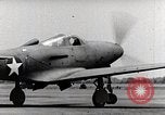 Standbild P-39 Airacobra Ausübung Flugzeuge United States USA, 1942, aus Sekunde 14 historischem Filmmaterial Videoclip 65675029757