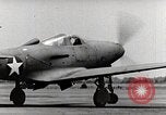 Standbild P-39 Airacobra Ausübung Flugzeuge United States USA, 1942, aus Sekunde 16 historischem Filmmaterial Videoclip 65675029757
