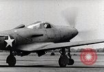 Standbild P-39 Airacobra Ausübung Flugzeuge United States USA, 1942, aus Sekunde 18 historischem Filmmaterial Videoclip 65675029757