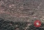 Image effacé zone forestière Bein Hoa le Vietnam du Sud, 1967, de la seconde 8 séquences d'archives historiques vidéo 65675029761