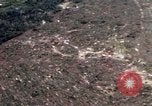 Image effacé zone forestière Bein Hoa le Vietnam du Sud, 1967, de la seconde 40 séquences d'archives historiques vidéo 65675029761