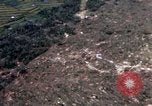 Image effacé zone forestière Bein Hoa le Vietnam du Sud, 1967, de la seconde 43 séquences d'archives historiques vidéo 65675029761