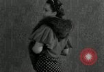 Standbild mink Pelz Farm Thiensville Wisconsin USA, 1934, aus Sekunde 47 historischem Filmmaterial Videoclip 65675029774