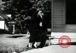 Image dimanche les journaux vendus au magasin général Southville Kentucky USA, 1950, de la seconde 11 séquences d'archives historiques vidéo 65675029786