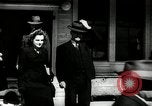 Image dimanche les journaux vendus au magasin général Southville Kentucky USA, 1950, de la seconde 17 séquences d'archives historiques vidéo 65675029786