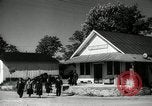 Image dimanche les journaux vendus au magasin général Southville Kentucky USA, 1950, de la seconde 21 séquences d'archives historiques vidéo 65675029786
