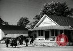 Image dimanche les journaux vendus au magasin général Southville Kentucky USA, 1950, de la seconde 22 séquences d'archives historiques vidéo 65675029786