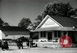 Image dimanche les journaux vendus au magasin général Southville Kentucky USA, 1950, de la seconde 24 séquences d'archives historiques vidéo 65675029786