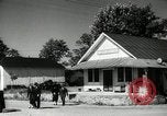 Image dimanche les journaux vendus au magasin général Southville Kentucky USA, 1950, de la seconde 25 séquences d'archives historiques vidéo 65675029786