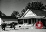 Image dimanche les journaux vendus au magasin général Southville Kentucky USA, 1950, de la seconde 27 séquences d'archives historiques vidéo 65675029786