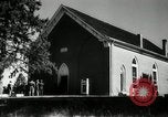 Image dimanche les journaux vendus au magasin général Southville Kentucky USA, 1950, de la seconde 40 séquences d'archives historiques vidéo 65675029786