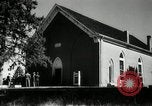 Image dimanche les journaux vendus au magasin général Southville Kentucky USA, 1950, de la seconde 41 séquences d'archives historiques vidéo 65675029786