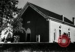 Image dimanche les journaux vendus au magasin général Southville Kentucky USA, 1950, de la seconde 42 séquences d'archives historiques vidéo 65675029786