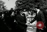 Image dimanche les journaux vendus au magasin général Southville Kentucky USA, 1950, de la seconde 48 séquences d'archives historiques vidéo 65675029786