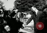 Image dimanche les journaux vendus au magasin général Southville Kentucky USA, 1950, de la seconde 52 séquences d'archives historiques vidéo 65675029786