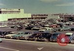 Image Traverser le centre commercial de comté dans les années 1950 Yonkers New York USA, 1958, de la seconde 3 séquences d'archives historiques vidéo 65675029792