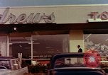 Image Traverser le centre commercial de comté dans les années 1950 Yonkers New York USA, 1958, de la seconde 4 séquences d'archives historiques vidéo 65675029792